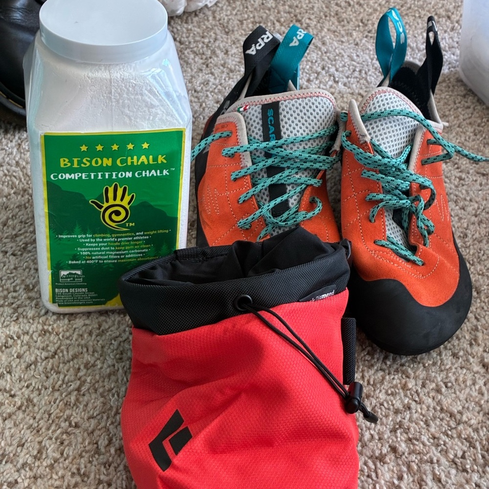 New Scarpa Helix Climbing Shoes Size 9 w/ Chalk Bag & Chalk Powder